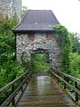 Burgruine Haichenbach (Brücke mit Eingangstor)