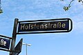 Ich denke, das Schild Holstenstraße hat meine Lieblingsschrift der Hamburger Schriftarten. Beim e: Breites Loch oben, Strichende rechts unten schräg, Strichenden beim s schräg, ß ohne Unterlänge. Das ß und kleine e, das man links beim anderen Schild sehen kann, sind deutlich eine andere Schrift (siehe z. B. Koldingstraße ein paar Bilder weiter)