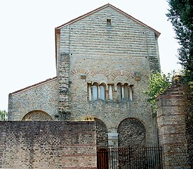 Façade nord, avec arcs mérovingiens.