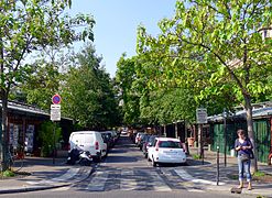 La plus grande partie du marché aux fleurs Reine-Elizabeth-II est implantée sur le côté sud du quai.