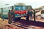 חיילים ישראלים מפנים את מעוז בודפשט 1973, ברקע המוצב ההרוס.