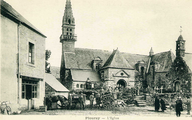 L'église entourée du cimetière au début du XXe siècle et sur la droite la chapelle Notre-Dame-de-Lorette détruite en 1948 et dont la construction remontait au XVIe siècle