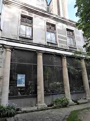 Colonnes de l'ancienne orangerie : temple évangélique.