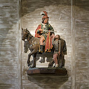 Statue de la Charité de Saint Martin, dans l'église Saint-Pierre de Saulges.