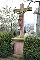 Wegekreuz vor der katholischen St. Johanneskirche in Frankfurt-Goldstein