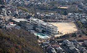 愛宕山から望む各務原市立八木山小学校（2015年2月7日）