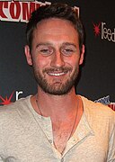 Josh Stewart interprète John Pilgrim