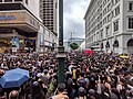 大批在彌敦道半島酒店附近等候中途加入遊行的市民，不時高呼要求警方開路