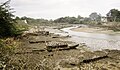 La Rivière du Sac'h à marée basse : épaves de bateaux et tables ostréicoles.