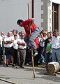 Mozu andando al palu el 28 Santiagu, Día de Cantabria, en Bárcena la Puenti. 28/Santiagu/2008