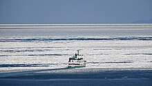 流氷帯に入る網走流氷観光船「おーろらII」