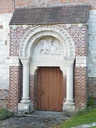 Portail de l'église surmonté d'une Jeanne d'Arc de Valentin Molliens