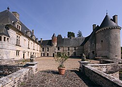 Cour d'honneur du château de Boucard.