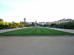 Vue vers le nord avec le clocher de la cathédrale Saint-Apollinaire.