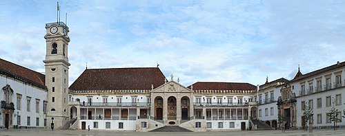 Dvorište stare kraljevske palače koja je pretvorena u sveučilište s tornjem Torenom lijevo i glavnim portalom desno.