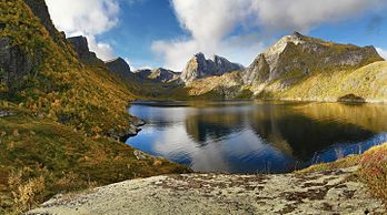 Fjord de l'île Moskenesøya, dans les Lofoten. (définition réelle 5 340 × 2 970)