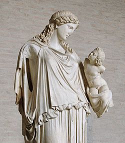 אירנה ופלוטוס (שלום ועושר): עותק רומאי של יצירה של הפסל היווני קפיסטודוס הזקן (בערך 370 לפנה"ס), שעמדה בשעתו באראופגוס.