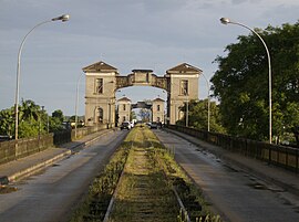 Brasilianisch-uruguayische Grenze bei Río Branco/Jaguarão, Brückentor nach Uruguay