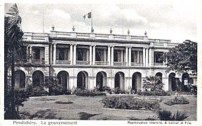 La façade sud du Palais du gouvernement, sous l'Inde française, depuis les parterres.