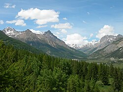 Vue de la haute vallée de la Guisane en direction du col du Lautaret.