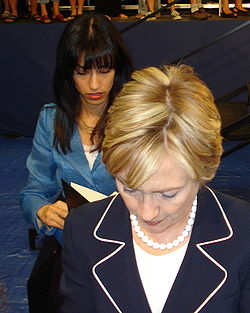 هما عابدين خلف هيلاري كلينتون خلال الحملة الترشيجية للانتخابات الرئاسية الأمريكية 2008