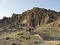 نمای سنگ‌نگاره از جاده سلماس به ارومیه در ماه ژوئن ۲۰۱۲ (خرداد ۱۳۹۱). پله و تابلوی راهنما در بهار سال ۱۳۹۱ در محل اجرا شده‌است.