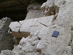 Sarcophage médiéval dans la crypte de l'ancienne abbatiale.