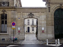 No. 67: entrance to Hôtel de Pomereu (CDC).