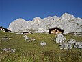 Partnun mit Scheienfluh-Westwand und vorgelagertem Schijenzahn (oberhalb der mittleren Hütte)