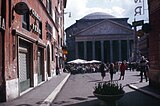 Il Pantheon e la piazza nel 1983, con le strade asfaltate.