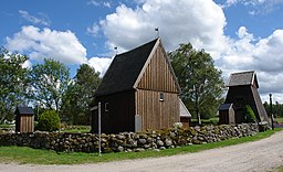 Kyrkan med klockstapeln.