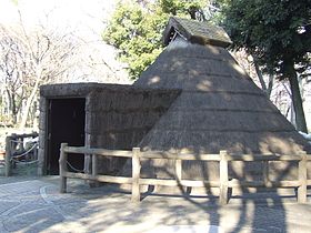 塚山公園に復元された縄文時代の竪穴建物。