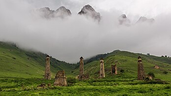 Antigo assentamento de Niy na Inguchétia, Rússia. Esse tipo de arquitetura é conhecido como arquitetura vainakh; torres desse tipo foram usadas para fins militares e como residências, e são comuns na Inguchétia e na Chechênia. (definição 5 639 × 3 172)