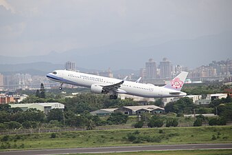 這架中華航空A321neo組態2對並排的緊急出口（取消3號艙門，改為窗戶） (方案2，座位數: 180， 最大允許座位數: 195).[25]