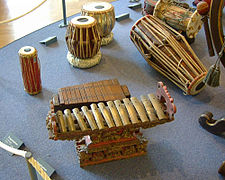 Des instruments de percussion ethniques.