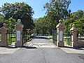 Entrance to Kalinga Park through Honour Gates (1914–1919) onto Diggers Drive (2021).