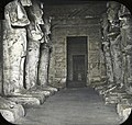 L'interno del Tempio maggiore con la serie di colossi di Ramses II, in una fotografia del 1900.