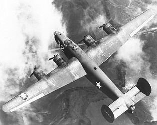 Un B-24 Liberator de l'United States Air Force, vu de dessus. (définition réelle 860 × 689*)