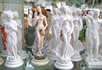 Statuettes dans un magasin de souvenirs en Russie.