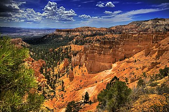 Parc national de Bryce Canyon dans l’Utah (États-Unis). La coloration rouge des roches provient de l’hématite, un oxyde de fer. (définition réelle 3 008 × 2 000)