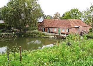 Kvarnbyggnaden med kvarndammen