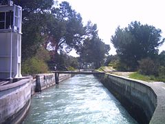 El canal a la salida del acueducto