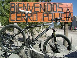 Orange sign that reads "Bienvenidos a Cerro Policia"