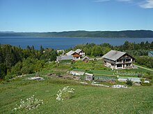 L'Écohameau de La Baie, là où a été inventée et partagée gracieusement la technique du GREB par Patrick Déry, physicien spécialiste des énergies renouvelables. En premier plan la maison Gilbert-Thévard, construite en 2001 et source de l'écriture du guide pratique en France