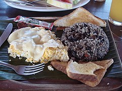 Desayuno típico con arroz y frijoles.