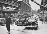 Bilar kämpar upp för Hamngatsbacken, som var en rest av åsen, 1955