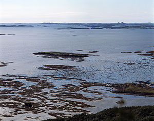 Hvammsfjörður, Inselgruppe Klakkseyjar im Hintergrund