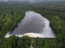 Kvissle kraftverksdamm den efter flera dagar med ihållande regn. Vid dammen har en större skumkaka ansamlats.