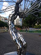 Lo llevo bien, escultura de Julio Nieto (2014) ubicada en la plaza de España