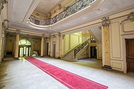 The hall and its fake yellow marble